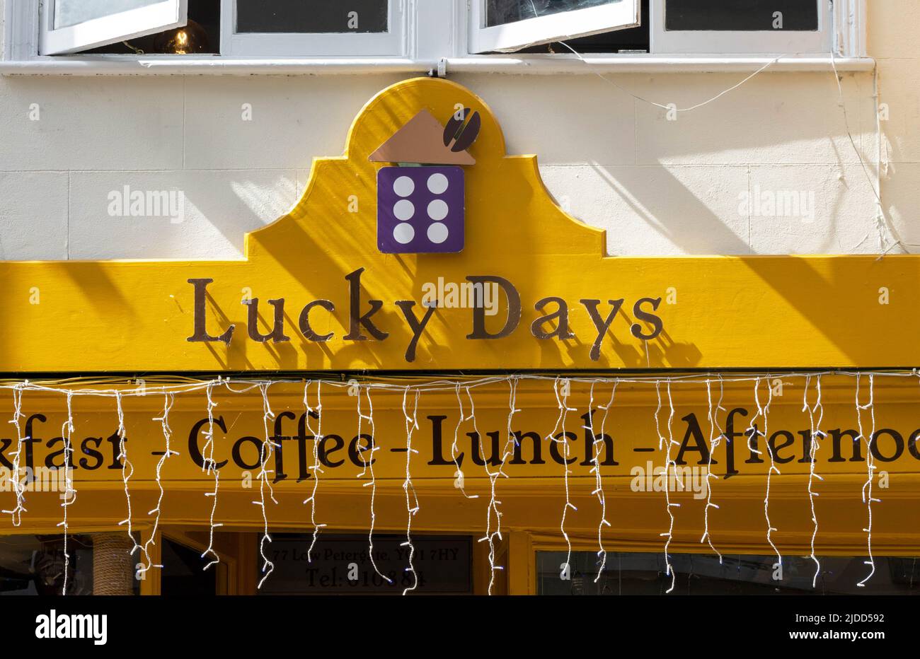 Panneau au-dessus de l'entrée de Lucky Days Banque D'Images