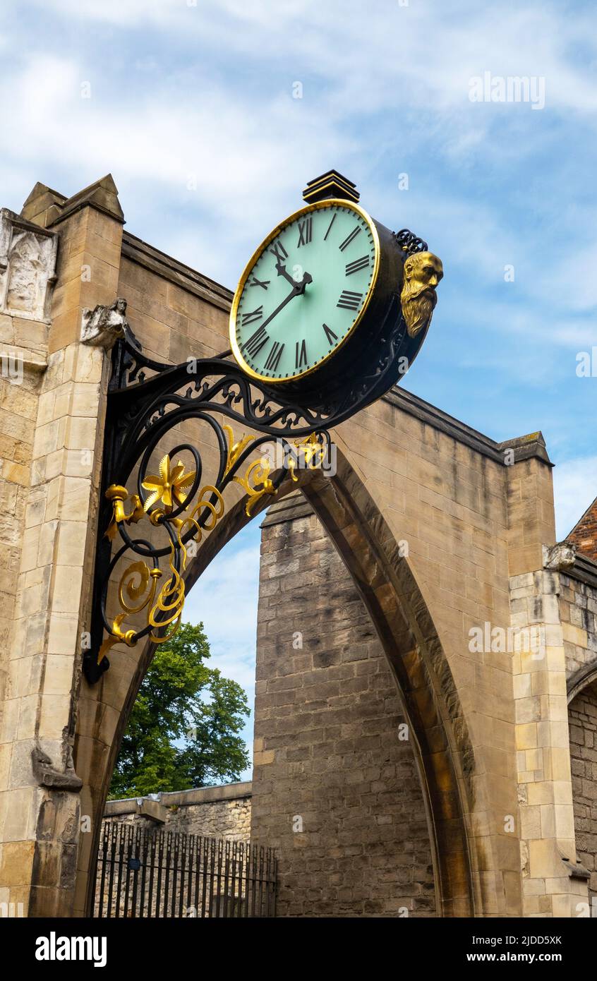 Horloge ornée sur l'église St Martin le Grand sur Coney Street dans le centre-ville de York, York, North Yorkshire, Angleterre. La statue du petit amiral a disparu. Banque D'Images