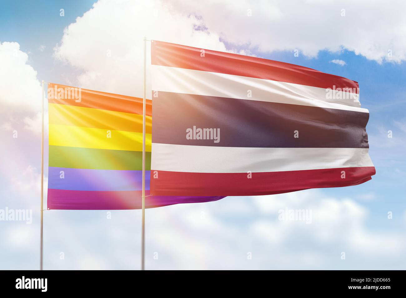 Ciel bleu ensoleillé et drapeaux des lgbt et de la thaïlande Banque D'Images