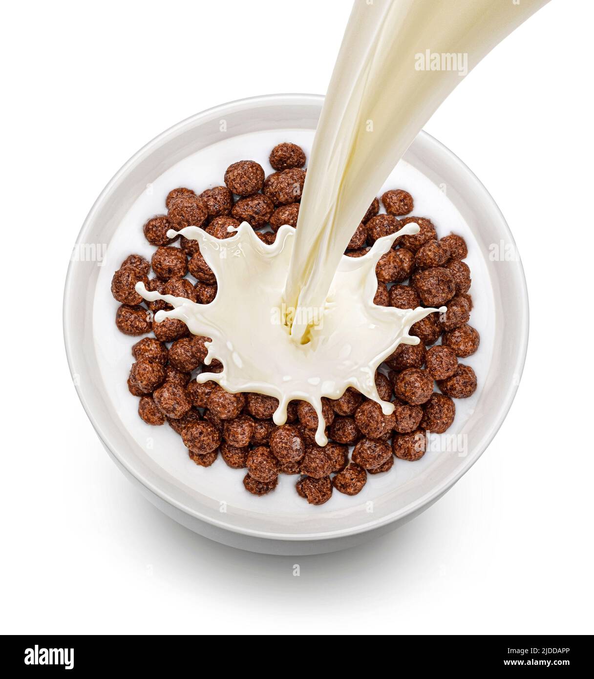 Boules de maïs au chocolat avec lait isolé sur fond blanc, vue du dessus Banque D'Images