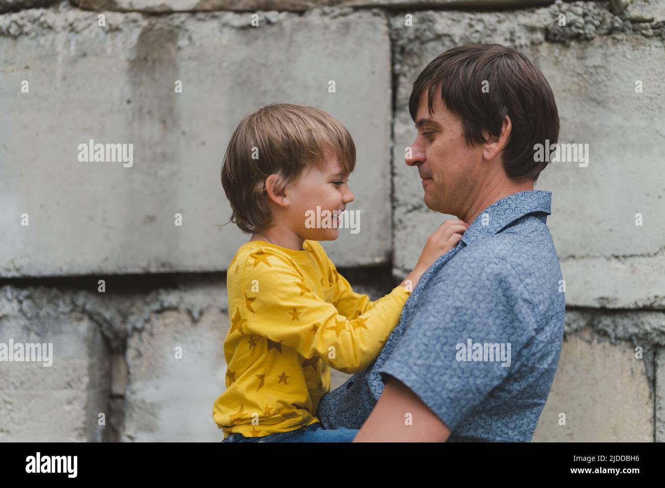 père d'homme avec son enfant, garçon de six ans à bras. père heureux jouant avec l'enfant. véritable vie authentique de tous les jours fath Banque D'Images