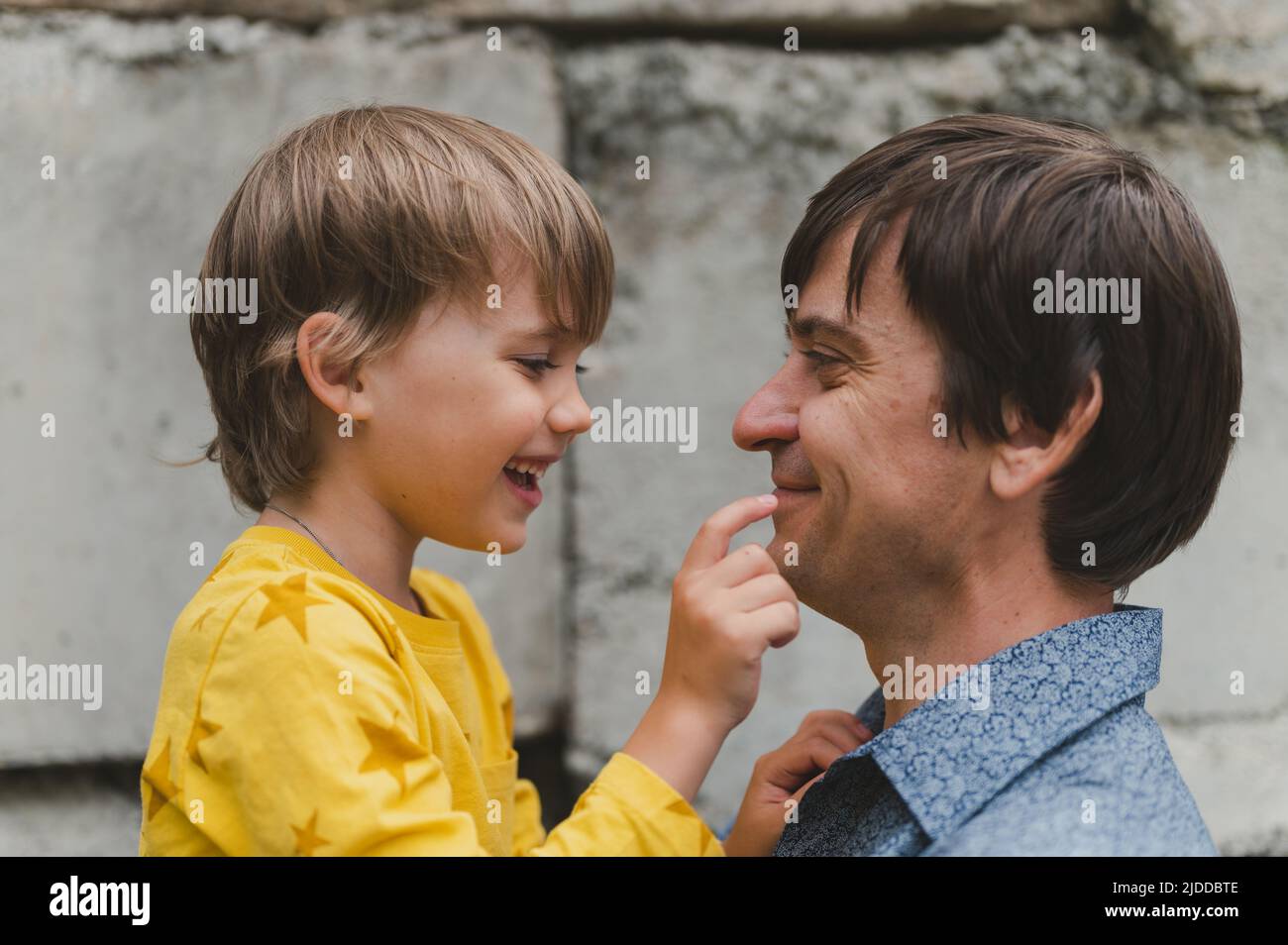 père d'homme avec son enfant, garçon de six ans à bras. père heureux jouant avec l'enfant. véritable vie authentique de tous les jours fath Banque D'Images