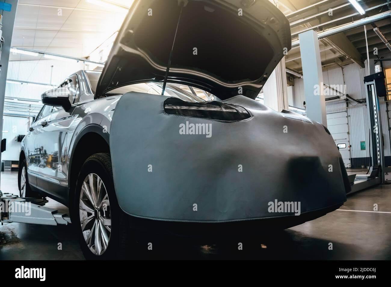 Voiture dans la station de service de voiture. Diagnostics et dépannage. Service de garantie automobile. Banque D'Images Voiture dans la station de service de voiture. Diagnostics et dépannage. Service de garantie automobile. Banque D'Images