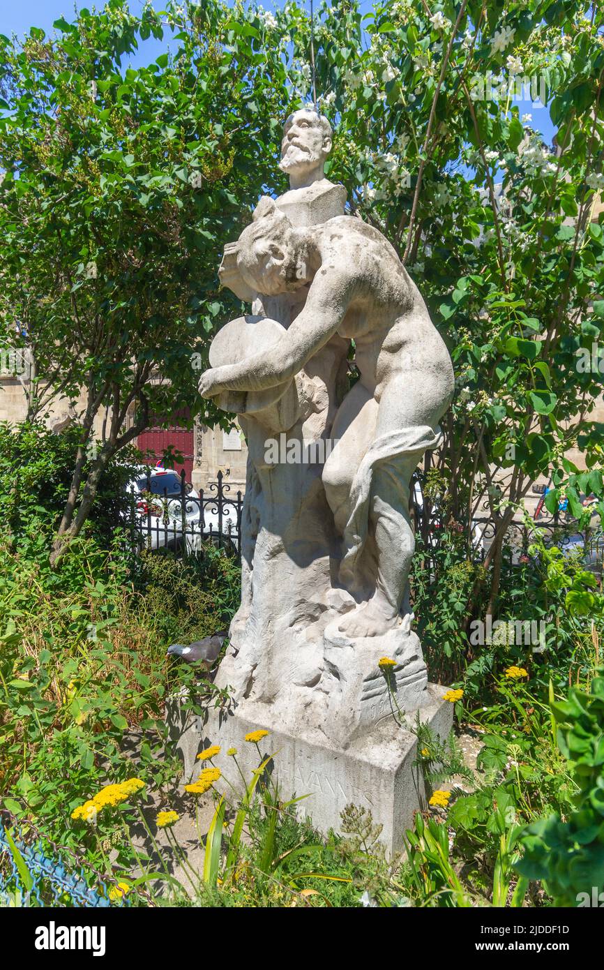 Sculpture de l'artiste français du 19th siècle Pierre Puvis de Chavannes dans le jardin place Samuel Paty, Paris 5, France. Banque D'Images