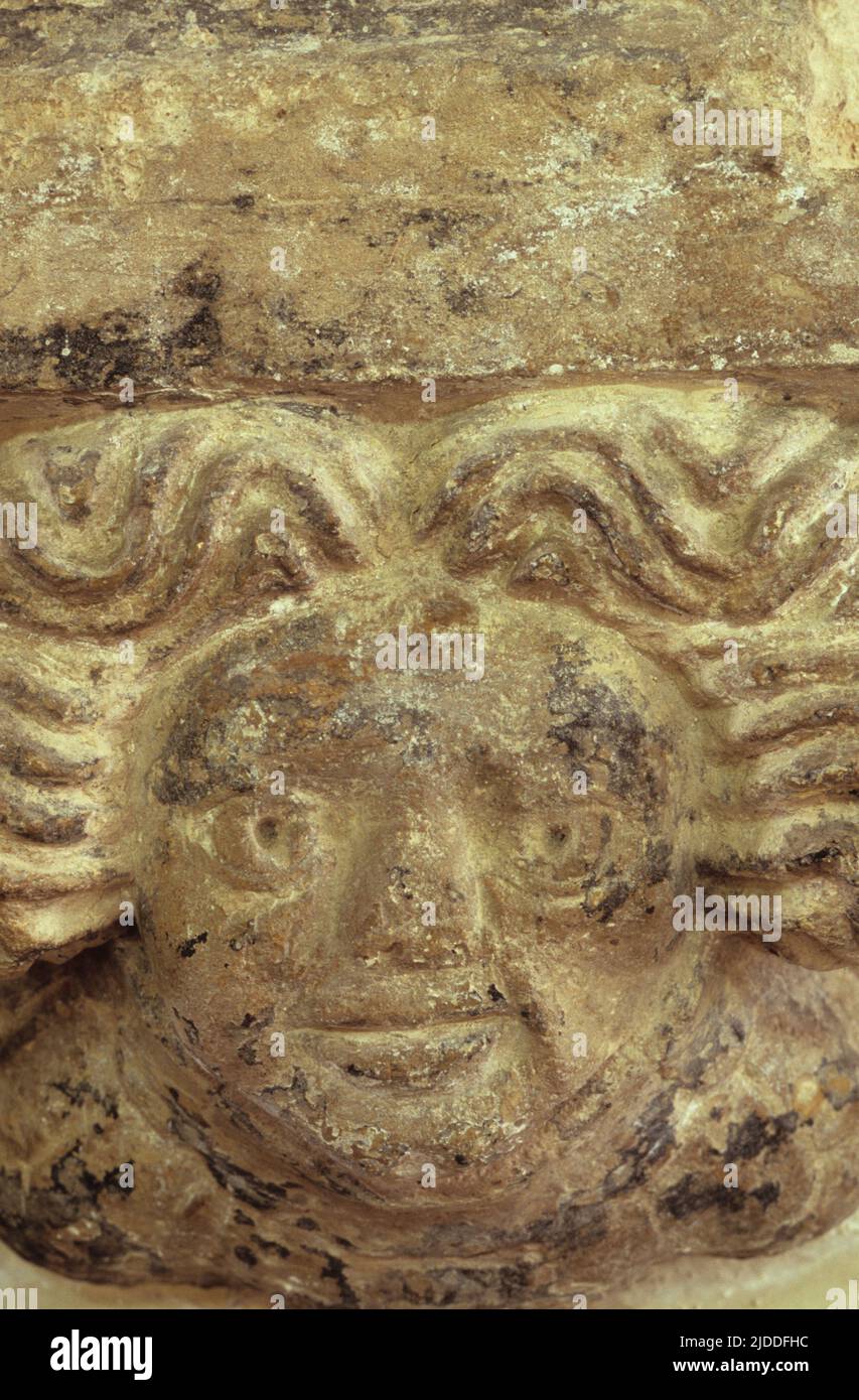 Naïve 16th siècle sculpture en pierre de visage avec cheveux ondulés dans l'église de Norfolk East Anglia Angleterre Banque D'Images