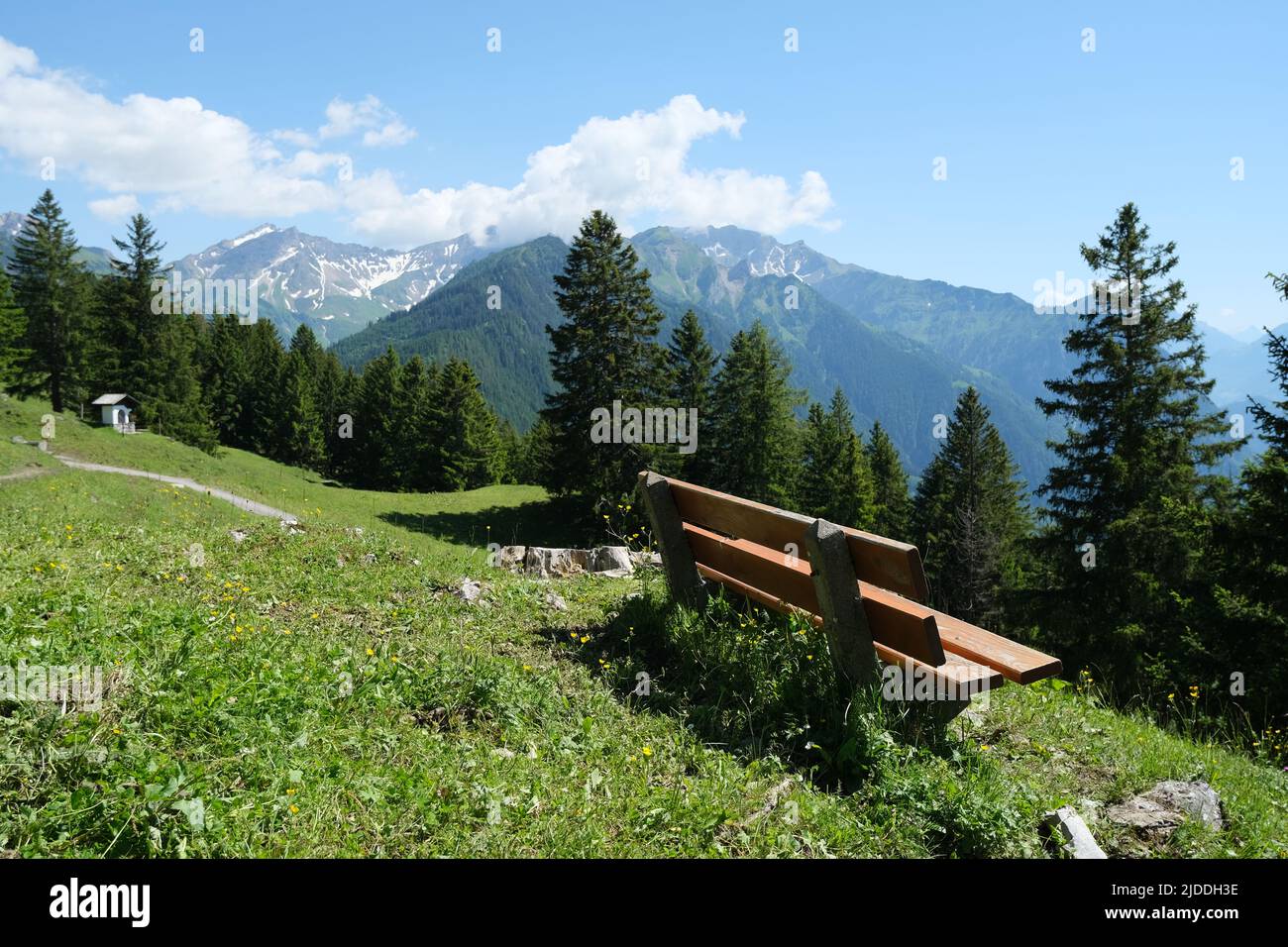 Banc avec vue sur les Alpes suisses et liechtensteinois près de Gaflei Banque D'Images