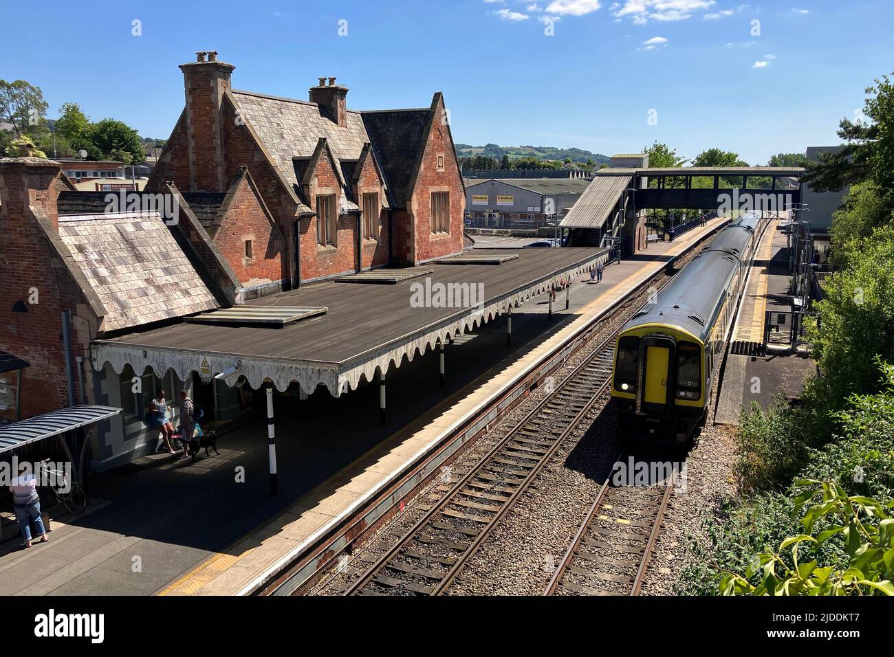 Axminster, Devon, Royaume-Uni. 20th juin 2022. Grève ferroviaire RMT : Vue générale de la gare d'Axminster à Devon avec un train de voyageurs sur la ligne London Waterloo-Exeter desservie par South Western Railways qui n'aura pas de train le mardi 21st, le jeudi 23rd et le samedi 25th juin 2022 en raison de la grève ferroviaire de la RMT Union. Crédit photo : Graham Hunt/Alamy Live News Banque D'Images