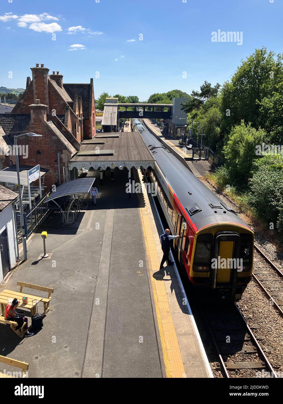 Axminster, Devon, Royaume-Uni. 20th juin 2022. Grève ferroviaire RMT : Vue générale de la gare d'Axminster à Devon avec un train de voyageurs sur la ligne London Waterloo-Exeter desservie par South Western Railways qui n'aura pas de train le mardi 21st, le jeudi 23rd et le samedi 25th juin 2022 en raison de la grève ferroviaire de la RMT Union. Crédit photo : Graham Hunt/Alamy Live News Banque D'Images