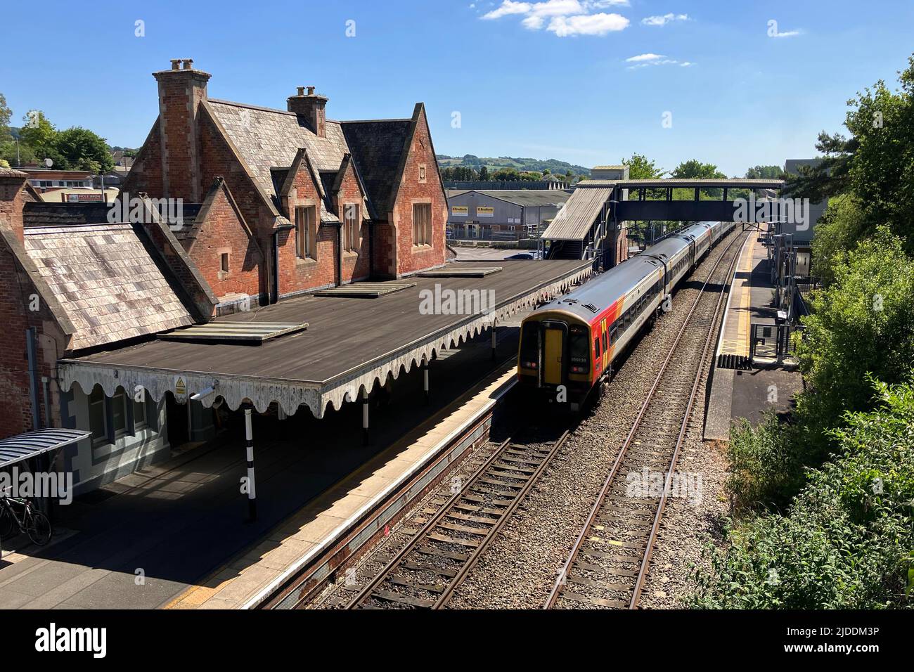 Axminster, Devon, Royaume-Uni. 20th juin 2022. Grève ferroviaire RMT : Vue générale de la gare d'Axminster à Devon avec un train de voyageurs sur la ligne London Waterloo-Exeter desservie par South Western Railways qui n'aura pas de train le mardi 21st, le jeudi 23rd et le samedi 25th juin 2022 en raison de la grève ferroviaire de la RMT Union. Crédit photo : Graham Hunt/Alamy Live News Banque D'Images