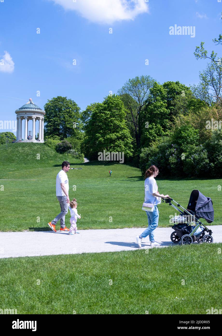Parents avec enfants se promener, jardin anglais, Munich, Bavière, Allemagne Banque D'Images