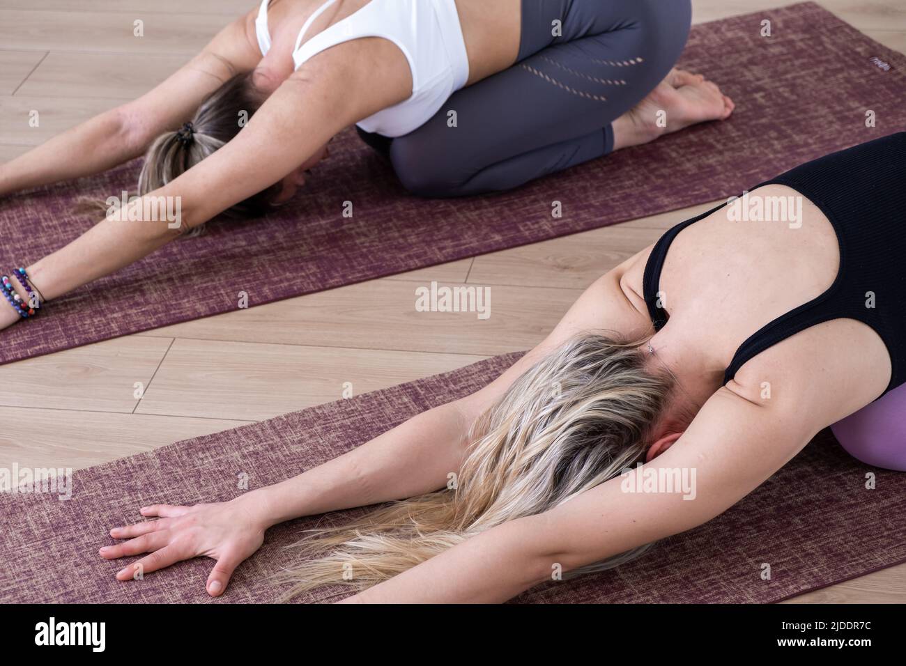 leçon de groupe de jeunes femmes pratiquant le yoga pose stretching en studio Banque D'Images