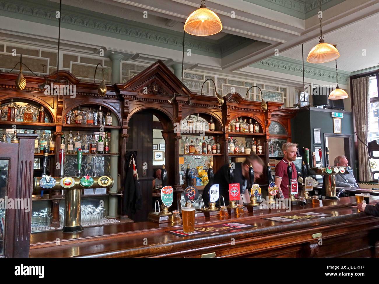 Bar central avec bières et spiritueux, au Lion Tavern classique, 67 Moorfields, Liverpool , Merseyside, Angleterre, ROYAUME-UNI, L2 2BP Banque D'Images