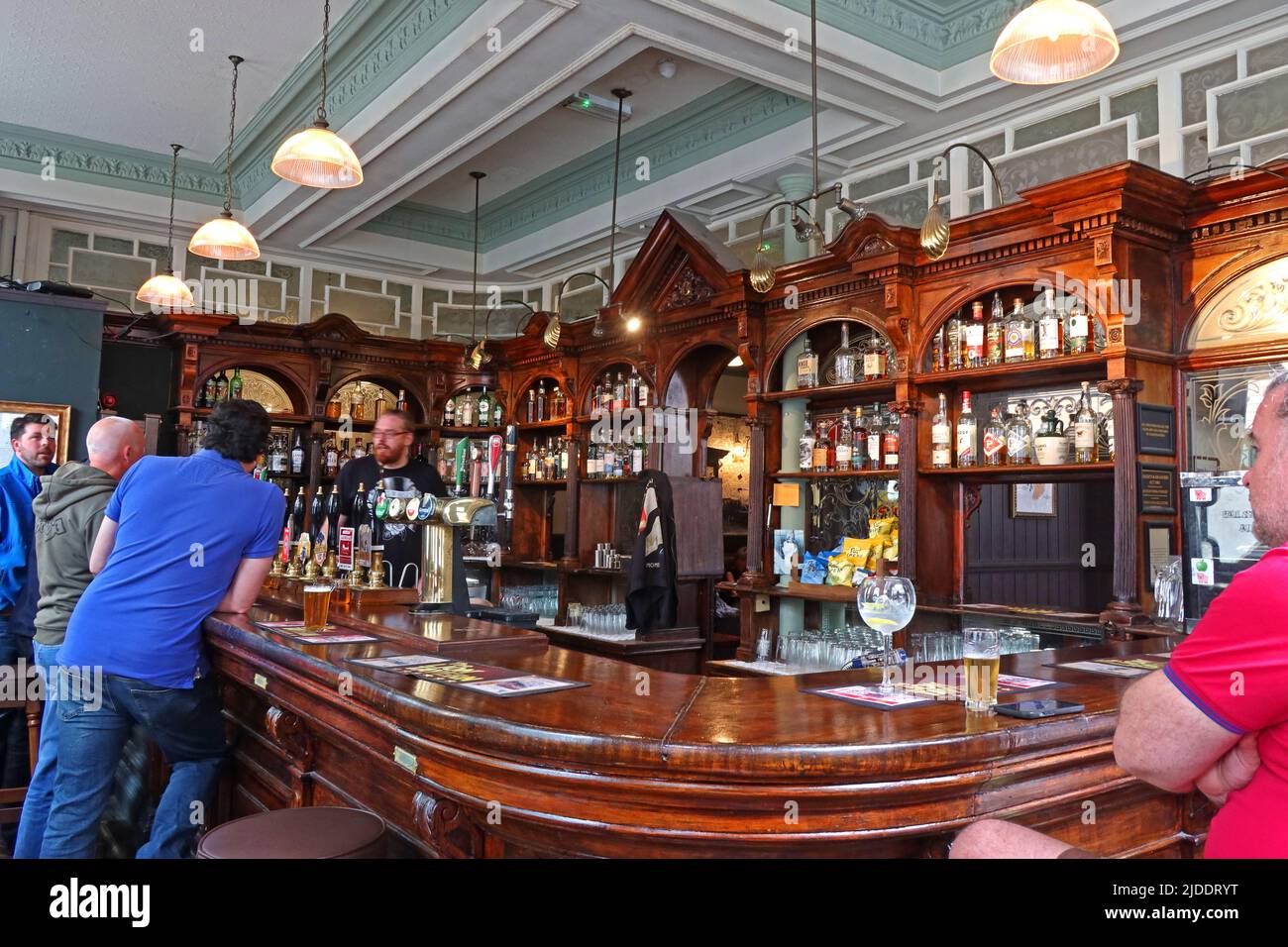 Bar central avec bières et spiritueux, au Lion Tavern classique, 67 Moorfields, Liverpool , Merseyside, Angleterre, ROYAUME-UNI, L2 2BP Banque D'Images