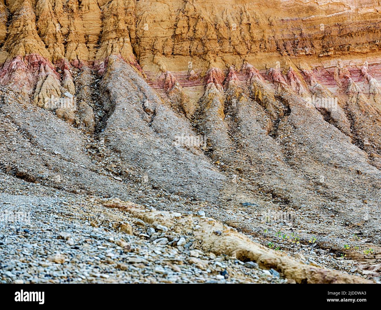 Le ruissellement de gravier s'accumule au fond des falaises du canyon Rustrel. Banque D'Images