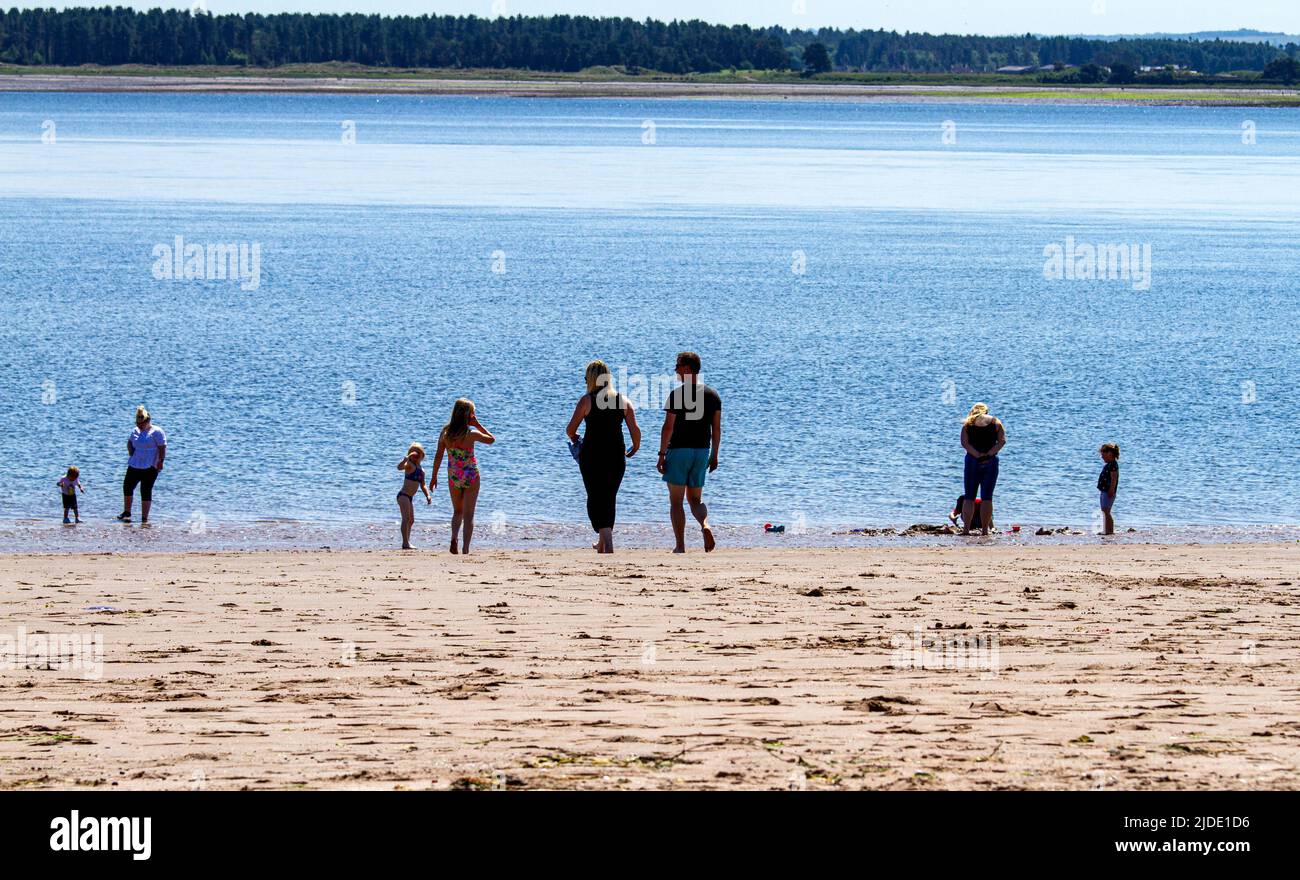 Dundee, Tayside, Écosse, Royaume-Uni. 20th juin 2022. Météo au Royaume-Uni : l'été est enfin arrivé dans le nord-est de l'Écosse avec des températures atteignant 21°C. Les amateurs de soleil sont arrivés à Broughty Ferry Beach à Dundee pour profiter du temps chaud en vous imprégnant du soleil et des bains de soleil sur la plage. Crédit : Dundee Photographics/Alamy Live News Banque D'Images
