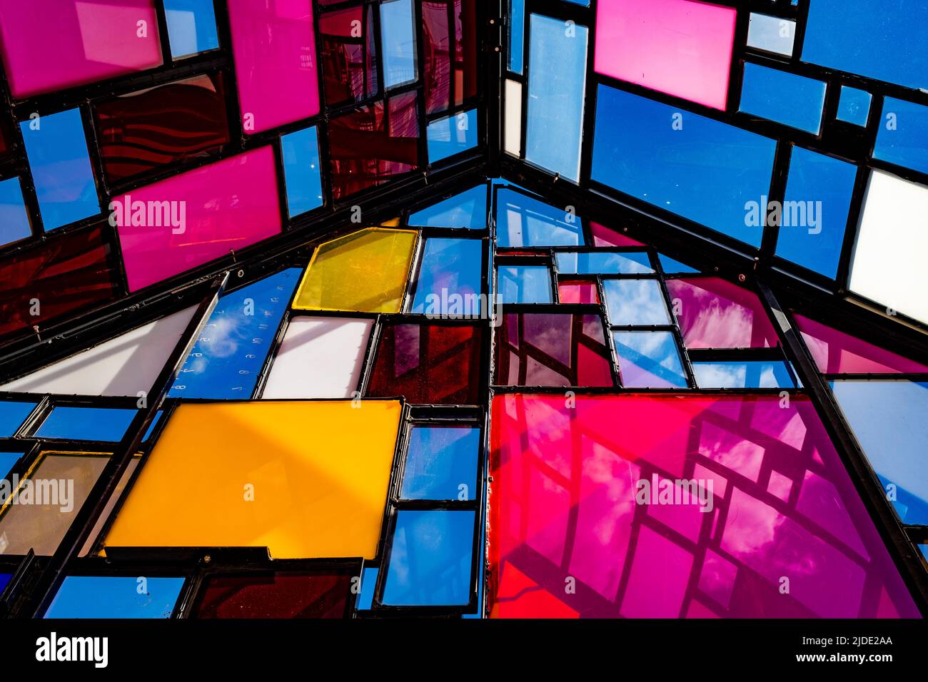 New York, New York, États-Unis. 19th juin 2022. L'artiste Tom Fruin a des maisons en plexiglas et en acier colorées au South Street Seaport de New York. L'installation des artistes nés à Brooklyn, intitulée de Sea à Shining Sea, fait partie de sa SÉRIE EMBLÉMATIQUE d'installations d'art publiques. (Image de crédit : © Milo Hess/ZUMA Press Wire) Banque D'Images
