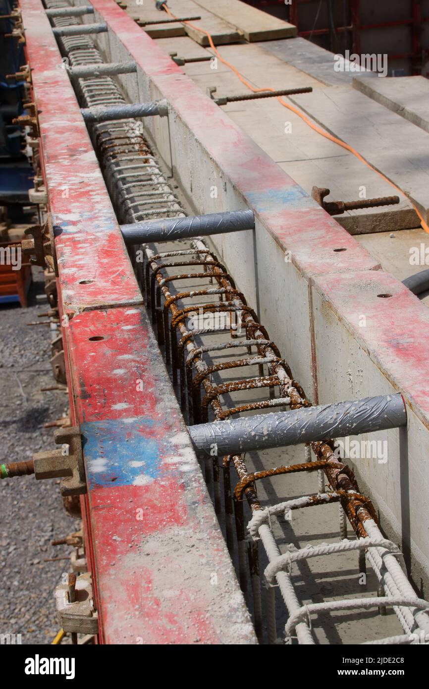 Le béton liquide a été versé dans un coffrage pour faire un mur Banque D'Images