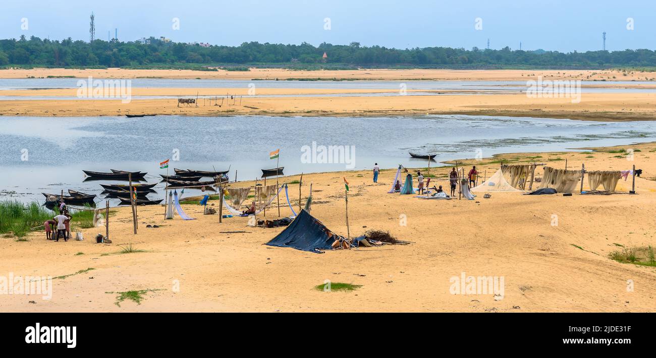 Durgapur, Bengale-Occidental, Inde. 18 juin, 2022. Les pêcheurs en train de réparer leurs filets de pêche avant d'aller à la pêche. La mise au point sélective est utilisée. Banque D'Images