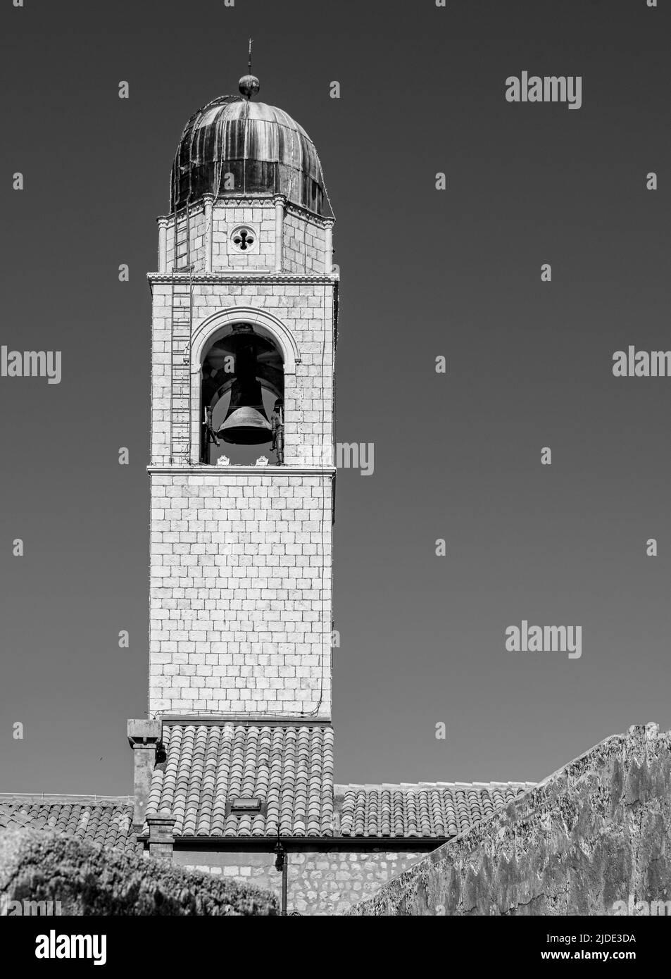 Belle présentation en noir et blanc de la tour de la cloche de Dubrovnik située sur la place Luža, la vieille ville de Dubrovnik Banque D'Images