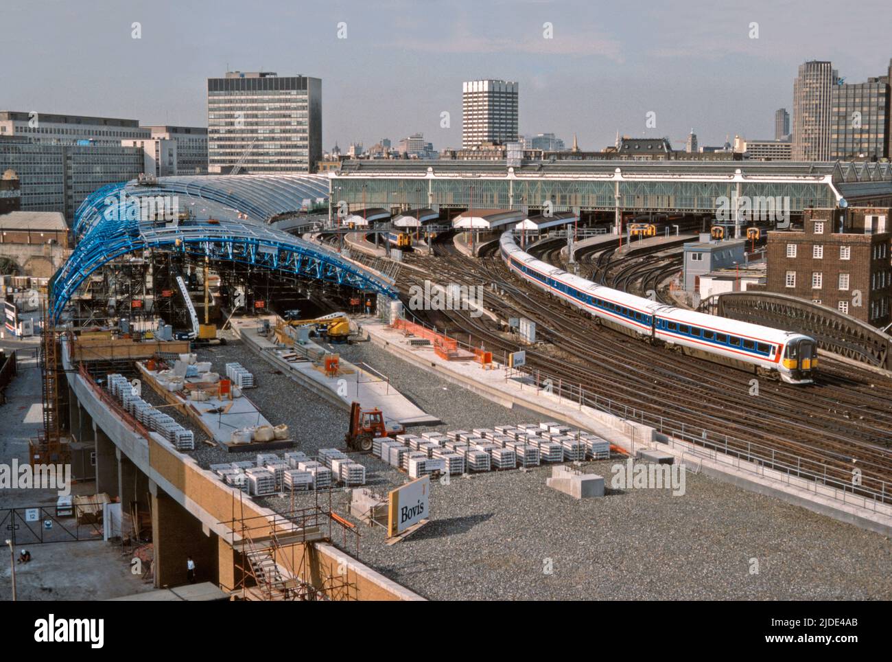 Un réseau électrique Wessex classe 442 Sud-est quitte Londres Waterloo et passe les travaux de construction en cours pour les quatre nouvelles plates-formes pour accueillir les trains Eurostar qui seront bientôt lancés. Une fois ces nouvelles plates-formes terminées, elles formeront la gare internationale de Waterloo, qui a ouvert ses portes le 14th novembre 1994. 28th juillet 1992. Banque D'Images