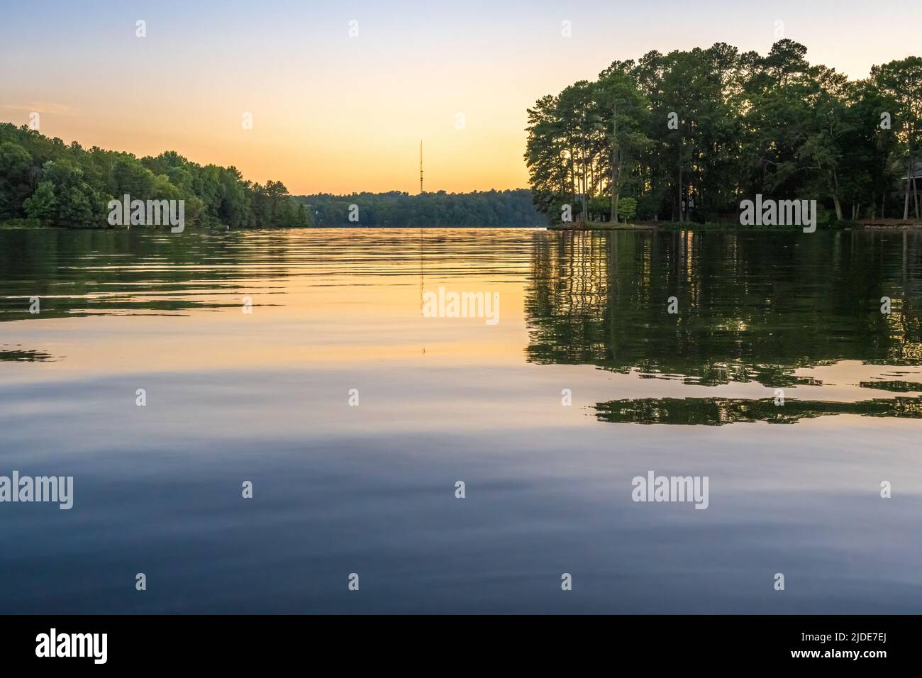 Coucher de soleil sur le lac Oliver, un réservoir de la rivière Chattahoochee au-dessus du barrage Oliver entre Columbus Georgia et Phénix City, Alabama. (ÉTATS-UNIS) Banque D'Images
