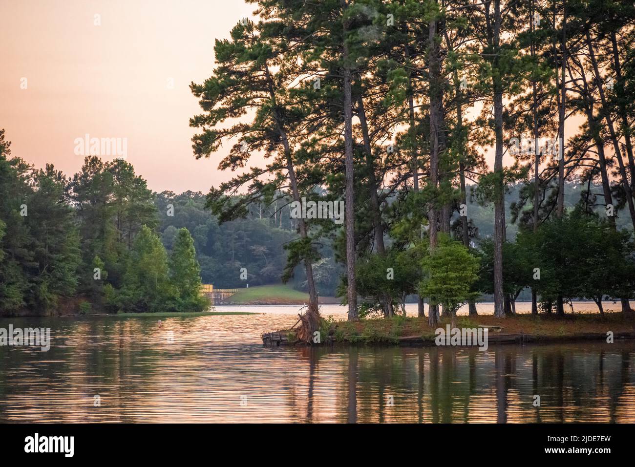 Coucher de soleil sur le lac Oliver, un réservoir de la rivière Chattahoochee au-dessus du barrage Oliver entre Columbus Georgia et Phénix City, Alabama. (ÉTATS-UNIS) Banque D'Images