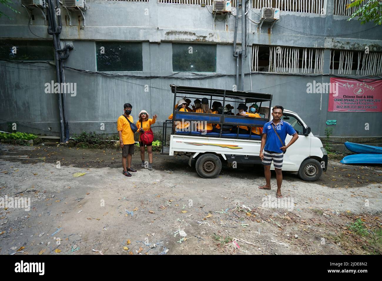 LEMBONGAN, 2 juin 2022-l'un des moyens de transport qui peut être utilisé pour entourer l'île. Une voiture utilitaire modifiée avec un siège et un toit à l'arrière est utilisée Banque D'Images