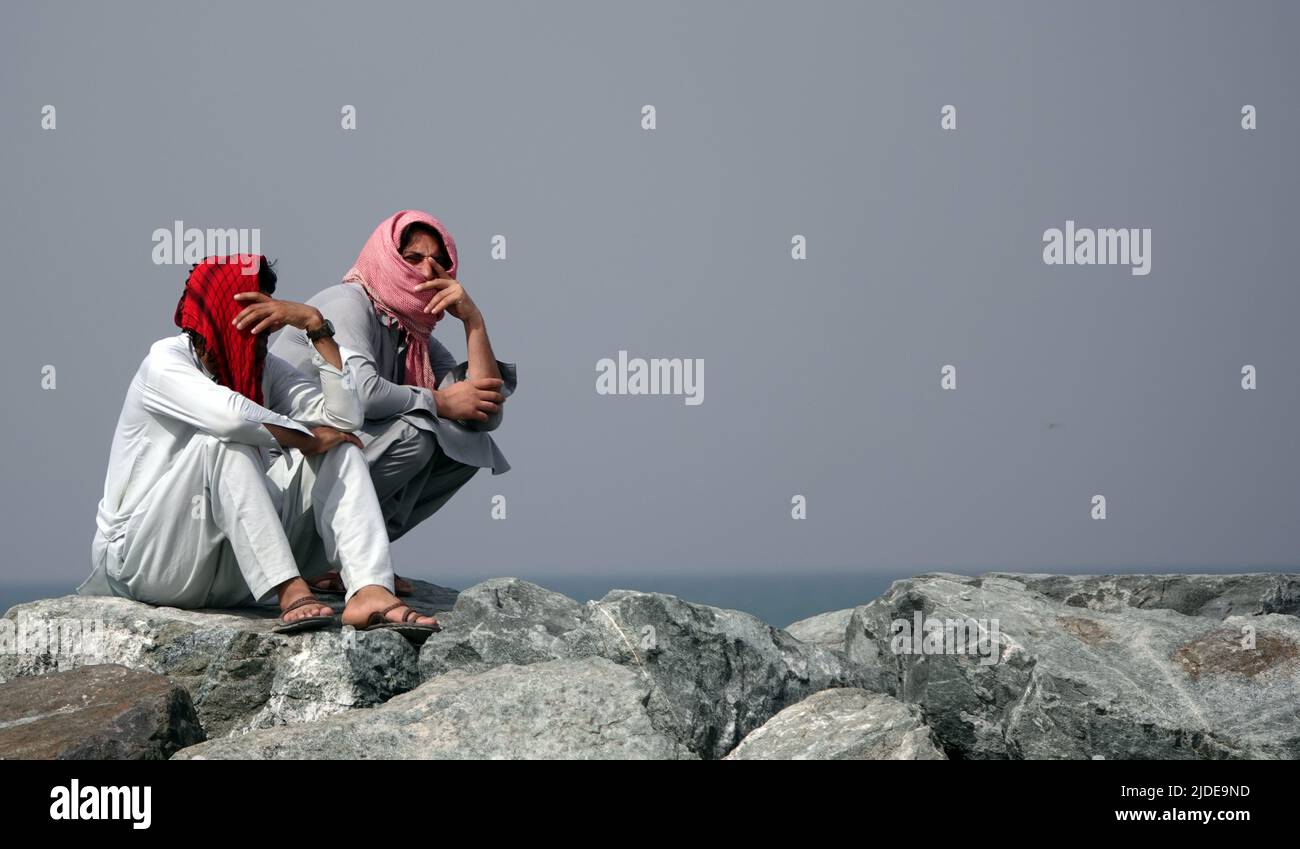 Sharjah, Émirats arabes Unis 20 février 2020 : les travailleurs des Émirats arabes Unis s'assoient et réfléchissent à leur patrie, qu'ils ont quittés Banque D'Images
