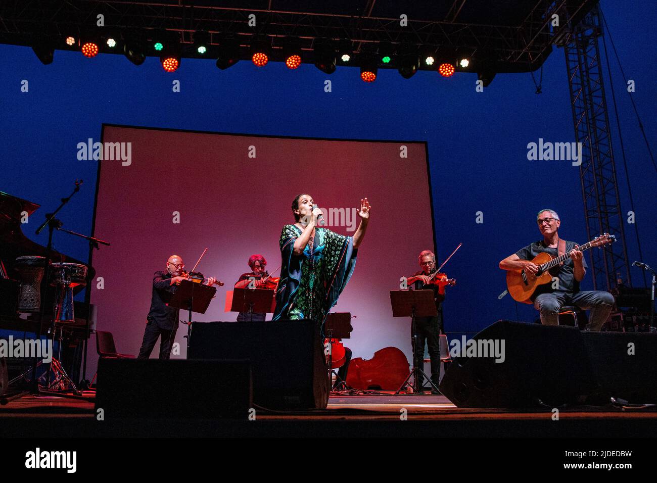 Arona Italie. 18 juin 2022. Le chanteur-compositeur israélien et acftiviste des droits de l'homme Achinoam Nini aussi connu professionnellement sous le nom de NOA avec la participation extraordinaire du vainqueur de l'Oscar NICOLA PIOVANI se produit en direct sur scène au Parco della Rocca Borromea lors du 'Festival de l'Arca di Noa 2022'. Banque D'Images