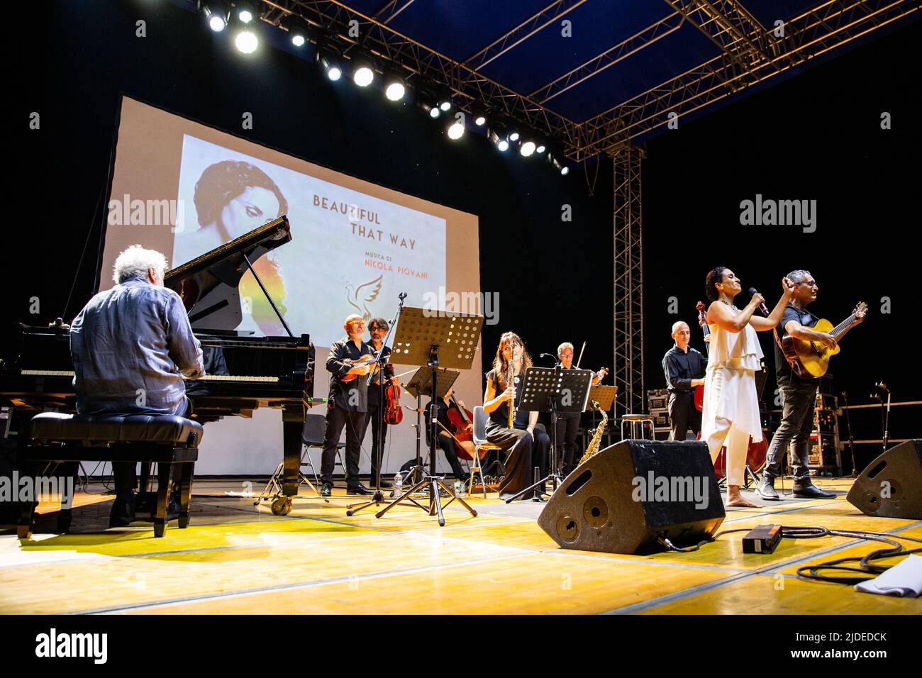 Arona Italie. 18 juin 2022. Le chanteur-compositeur israélien et acftiviste des droits de l'homme Achinoam Nini aussi connu professionnellement sous le nom de NOA avec la participation extraordinaire du vainqueur de l'Oscar NICOLA PIOVANI se produit en direct sur scène au Parco della Rocca Borromea lors du 'Festival de l'Arca di Noa 2022'. Banque D'Images