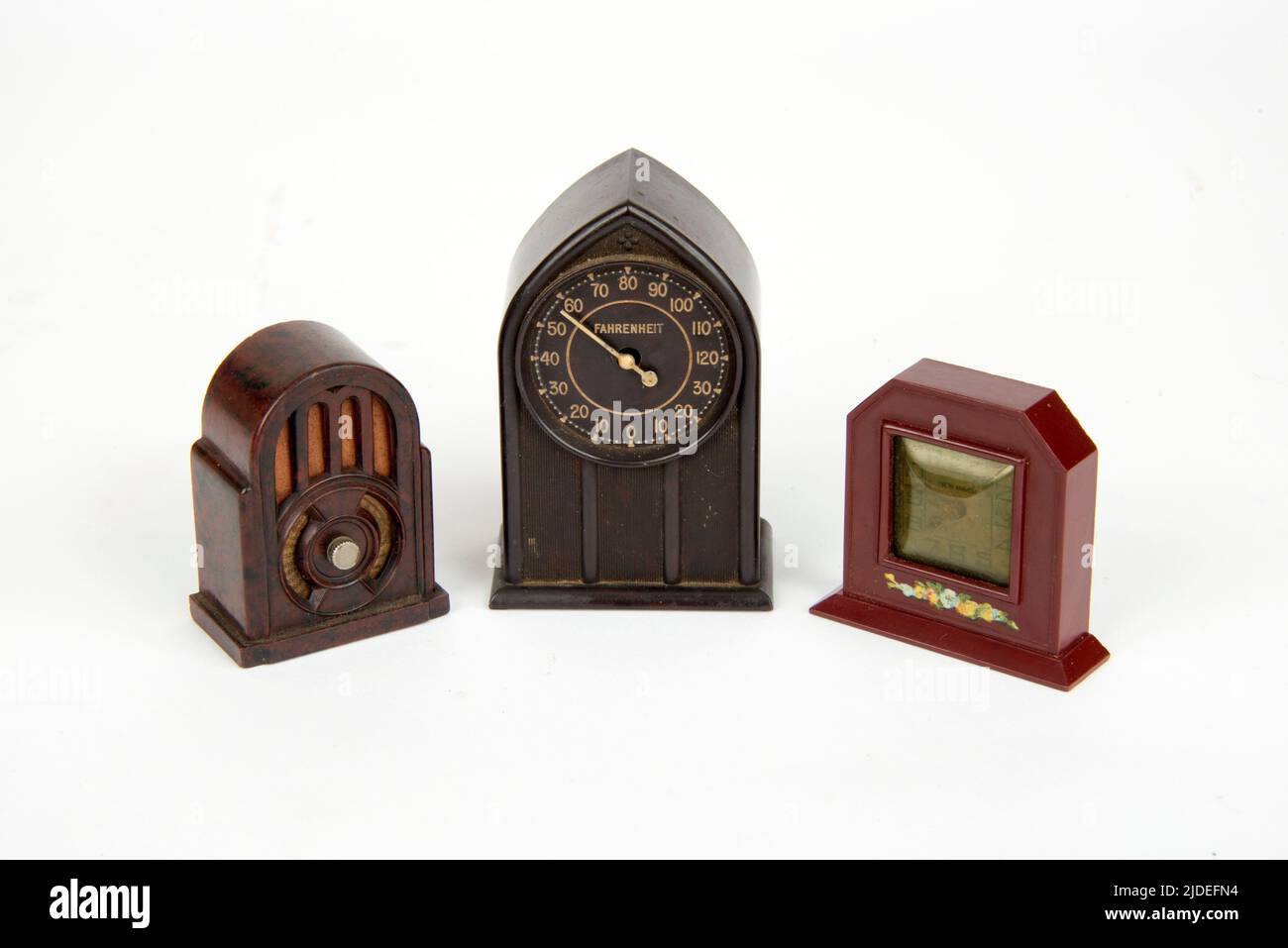 Une sélection d'articles bakélite, un porte-crayon radio de fantaisie Philips, un thermomètre gothique, un mètre ruban miniature de fantaisie Banque D'Images