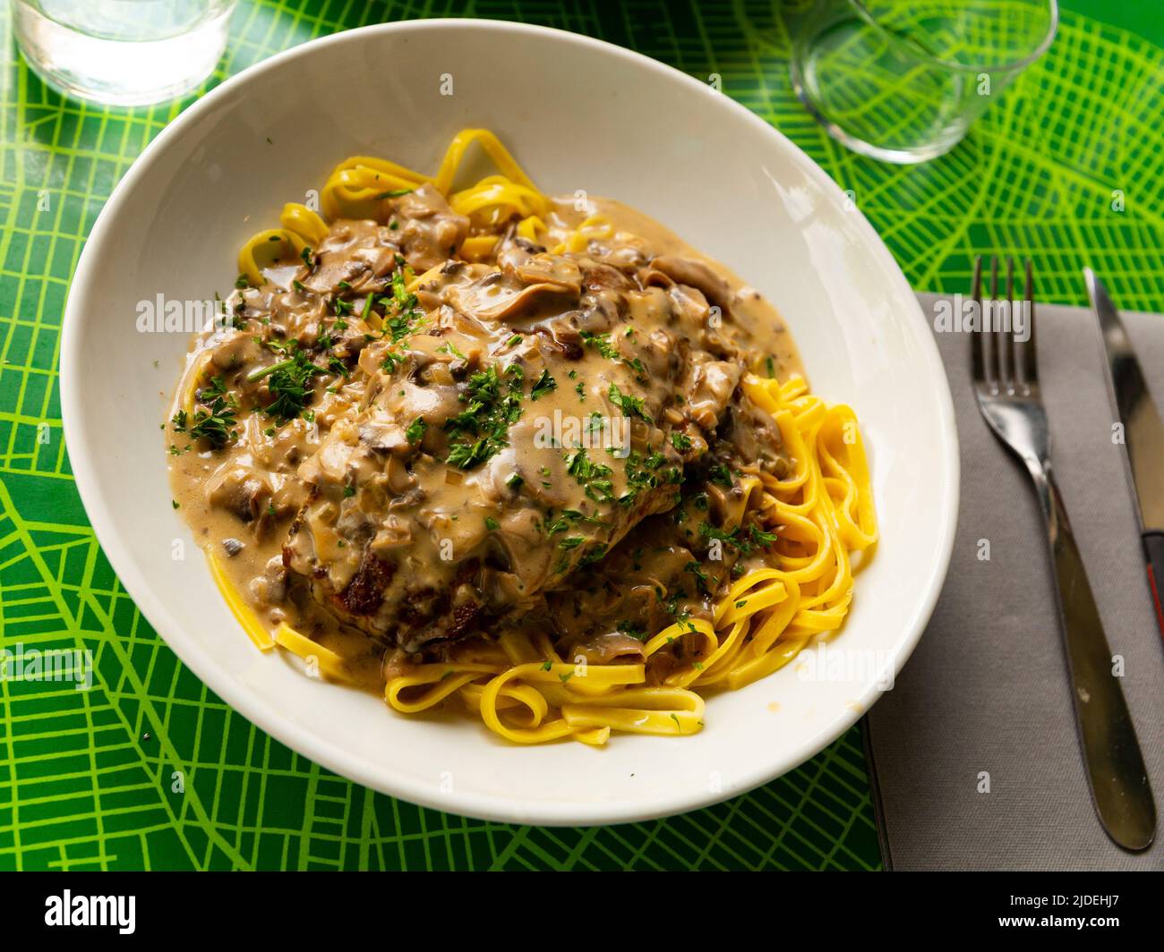 Côtes de porc sauce aux champignons et pâtes linguine. Banque D'Images