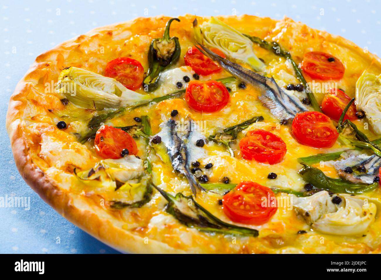 Pizza aux anchois, artichauts, fromage, tomates séchées Banque D'Images