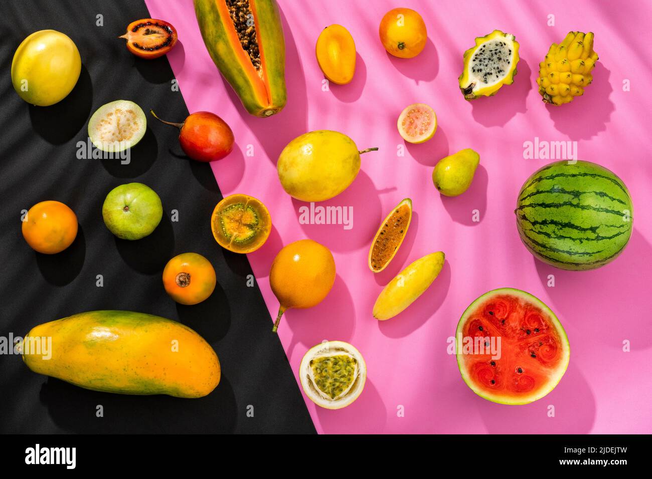 Variété de fruits tropicaux frais et mûrs Banque D'Images