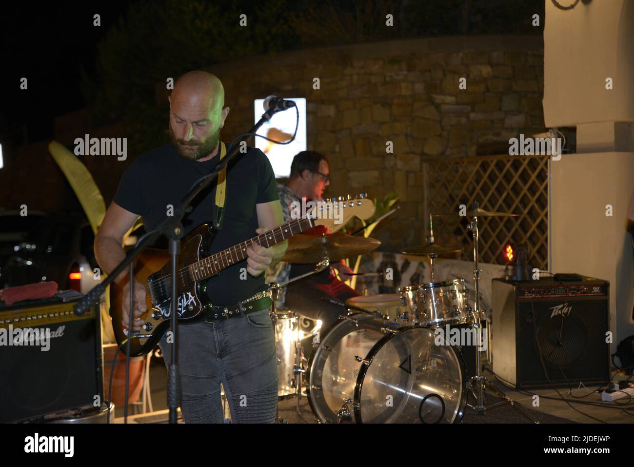 19 juin 2022, Casal Velino Marina, Salerne, Italie: ''Lumen del mundo'' est le nouvel album de 23 et au-delà de l'infini, le groupe de rock de Benevento avec beaucoup d'expérience derrière eux. L'album comprend huit sauts dans le visage composé d'une bonne tranche de bruit, psychédelia, et divers feedbacks. Je pourrais citer radio Moscou pour vous faire comprendre à partir de quel coin sombre de désespoir le son vient. Nous sommes confrontés à quelque chose qui n'est pas original du tout, mais il est certainement puissant, venant pour reprendre les humeurs de la génération X, avant l'avènement des médias sociaux. Un dossier intéressant et intéressant qui ne peut pas être Banque D'Images