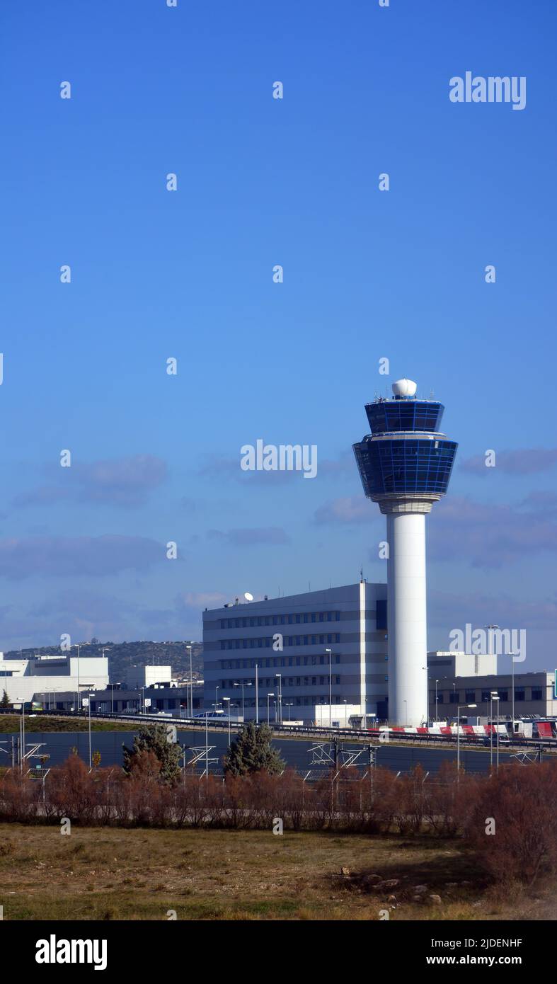 Tour de contrôle du trafic aérien à l'aéroport international Eleftherios Venizelos d'Athènes, Grèce, avec les bâtiments terminaux en arrière-plan. Banque D'Images