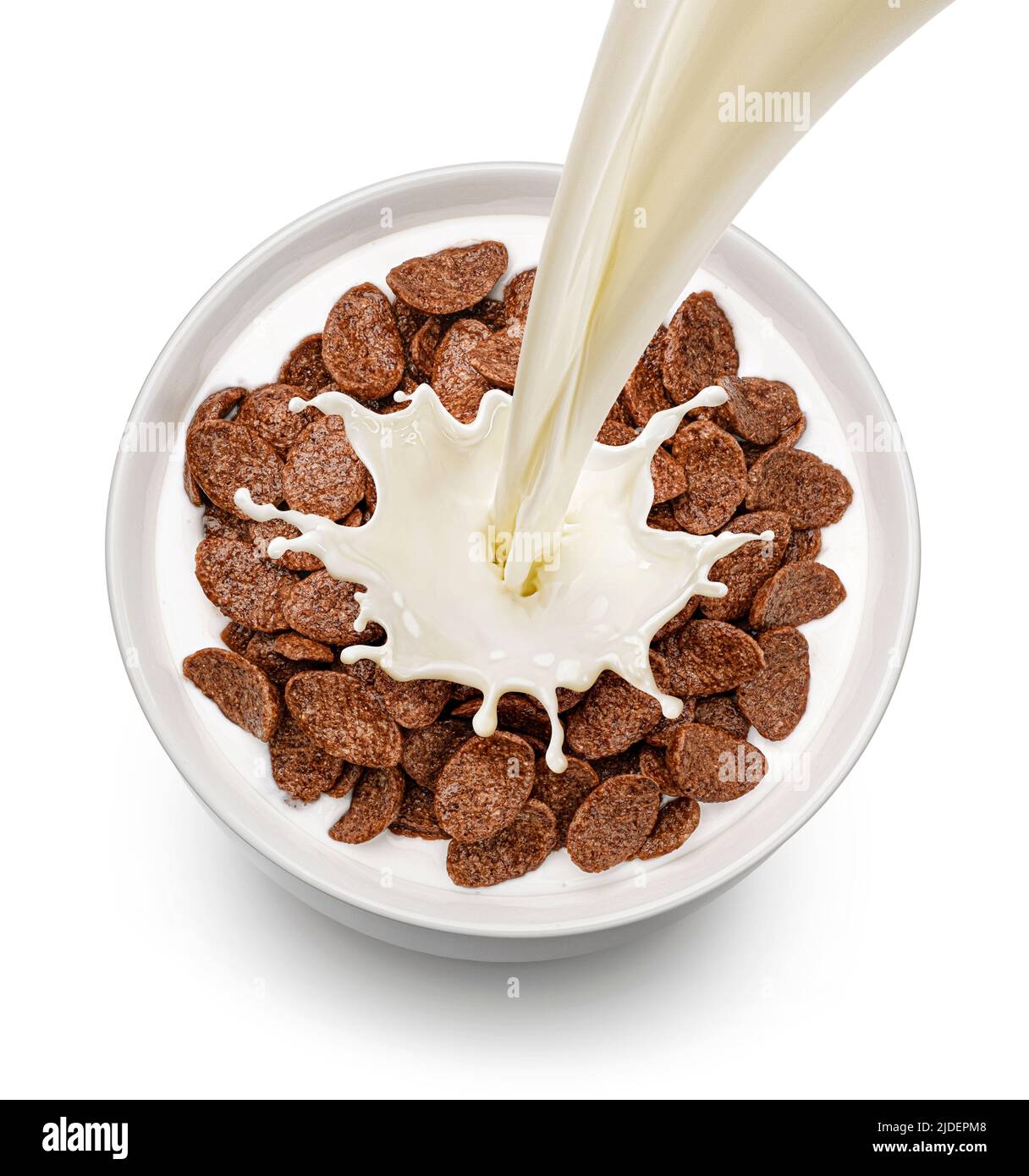 Flocons de maïs au chocolat avec lait versé isolé sur fond blanc, vue de dessus Banque D'Images