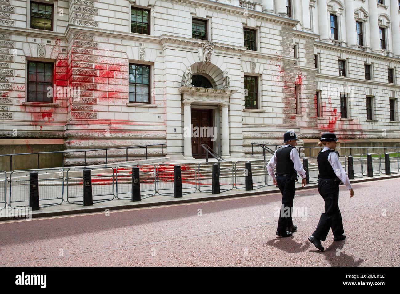 Londres ,Royaume-Uni -13/06/2022. Les manifestants de Just Stop Oil ont lancé aujourd’hui de la peinture rouge sur le Trésor de sa Majesté, alors que la police l’a fait Banque D'Images