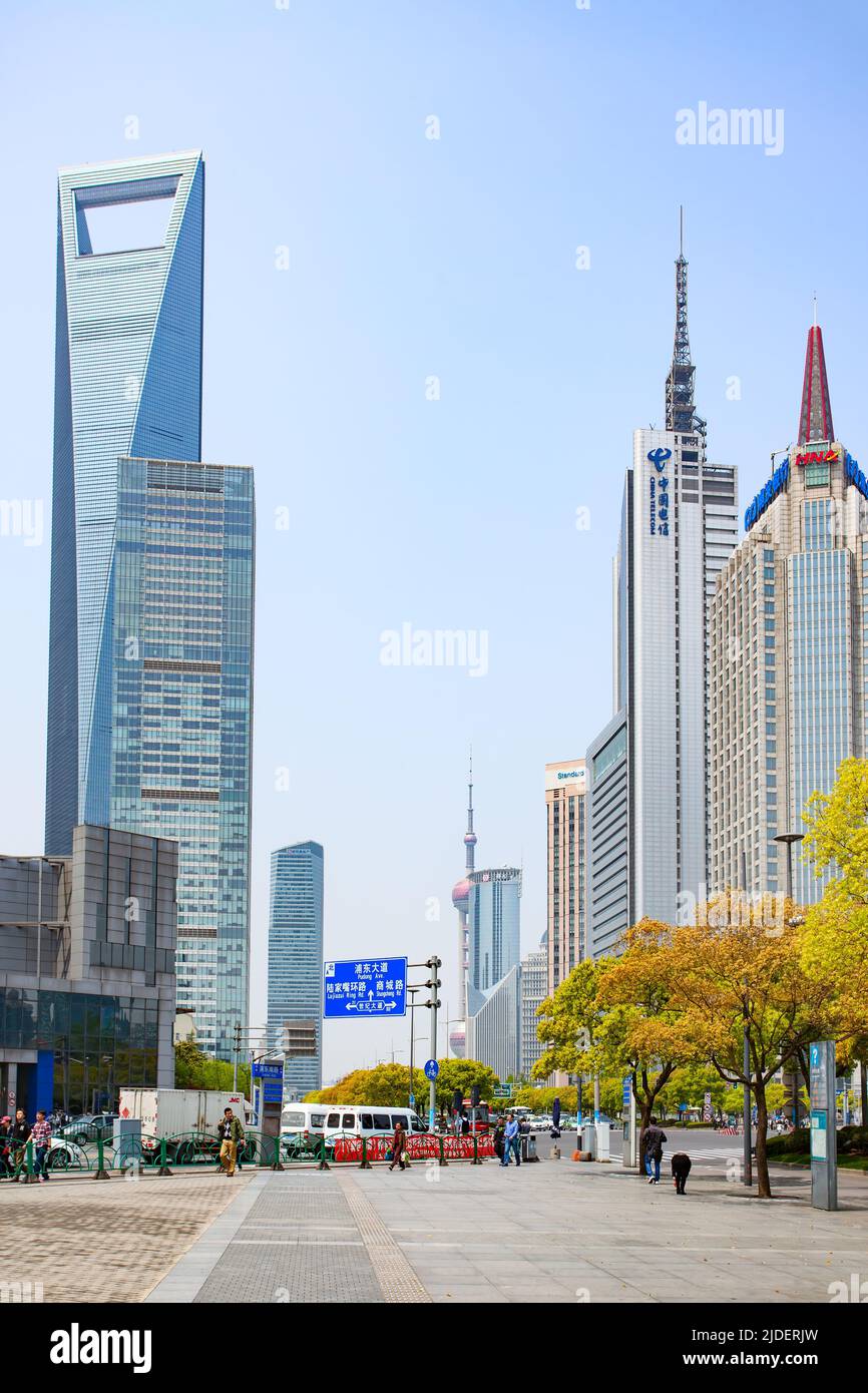 Shanghai, Chine - 14 avril 2014: Vue sur la rue dans le nouveau quartier de Pudong à Shanghai. Paysage urbain Banque D'Images