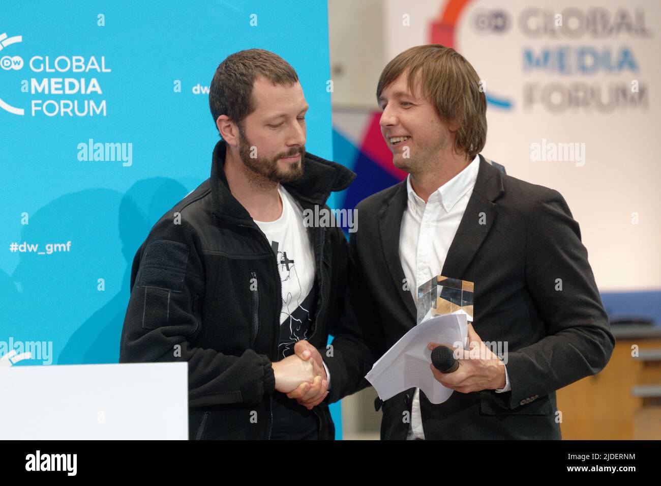 Bonn, Allemagne. 20th juin 2022. Les journalistes de presse associés Mstyslav Chernov (l) et Evgeniy Maloletka (r) se tiennent sur scène lors de la cérémonie du Prix DW de la liberté d'expression. Credit: Henning Kaiser/dpa/Alay Live News Banque D'Images