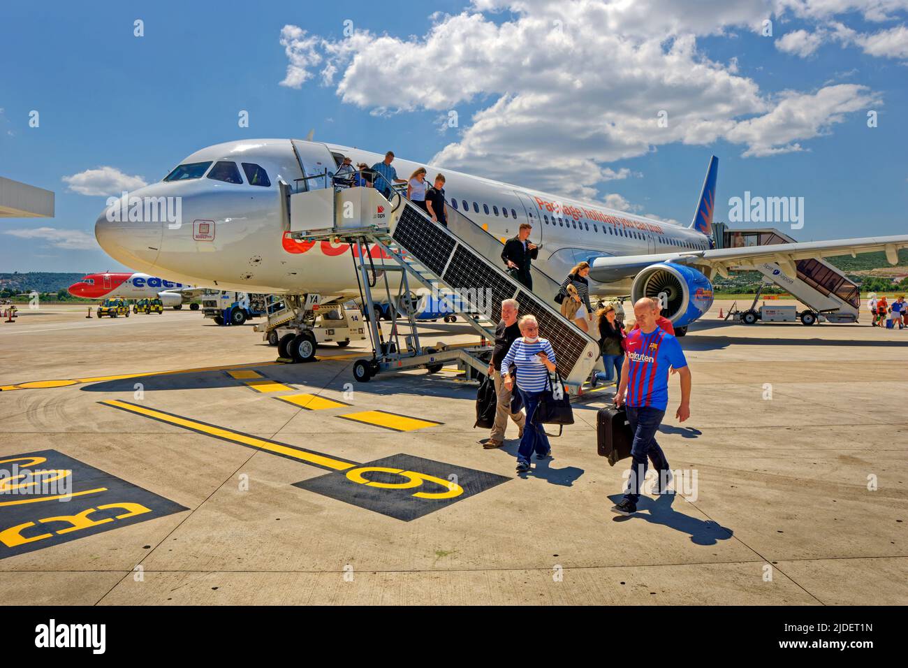 Les passagers qui s'en prennent à l'avion ont été exploités par Jet2 jours fériés et Jet2.com. Banque D'Images