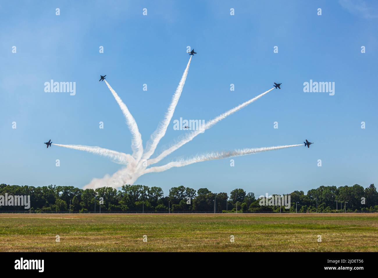 Les Anges bleus de la Marine des États-Unis volant le F/A-18 Super Hornet E/F en formation serrée pendant le MidSouth Air Show , le Pères Day, au-dessus de Millingto Banque D'Images