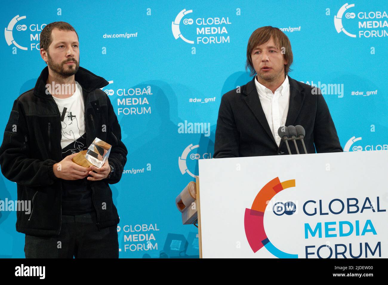 Bonn, Allemagne. 20th juin 2022. Les journalistes de presse associés Mstyslav Chernov (l) et Evgeniy Maloletka (r) se tiennent sur scène lors de la cérémonie du Prix DW de la liberté d'expression. Credit: Henning Kaiser/dpa/Alay Live News Banque D'Images