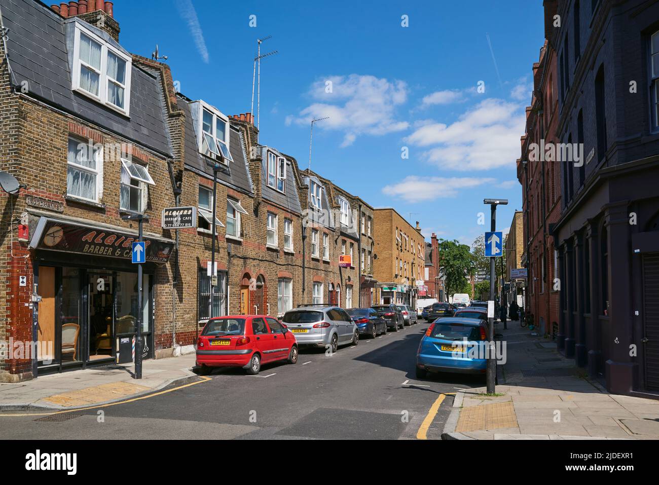 Maisons victoriennes en terrasse sur Fordham Street, Whitechapel, au cœur de l'East End de Londres, en Grande-Bretagne Banque D'Images