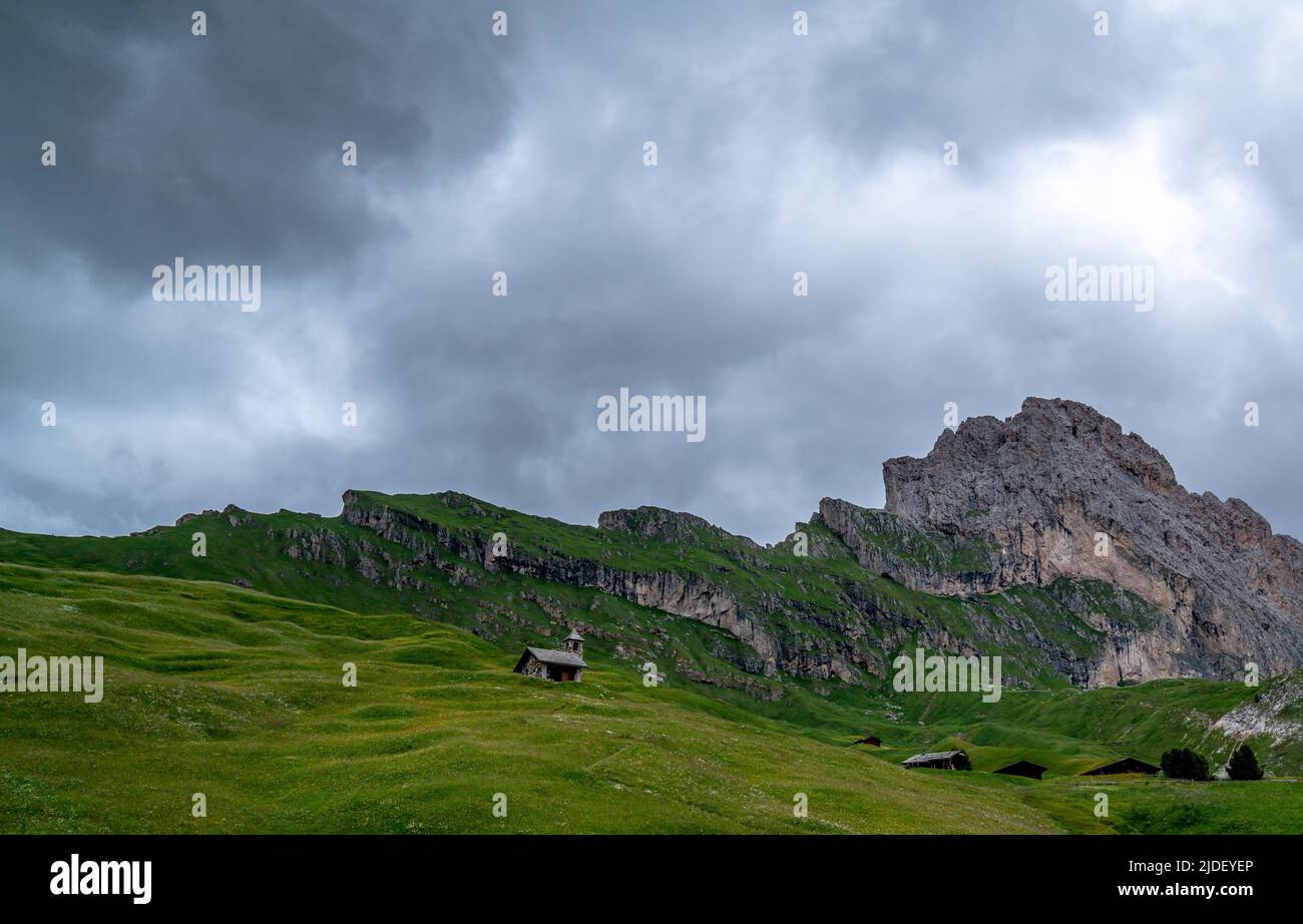 Petite chapelle sur une colline dans les célèbres dolomites - Tyrol du Sud Banque D'Images