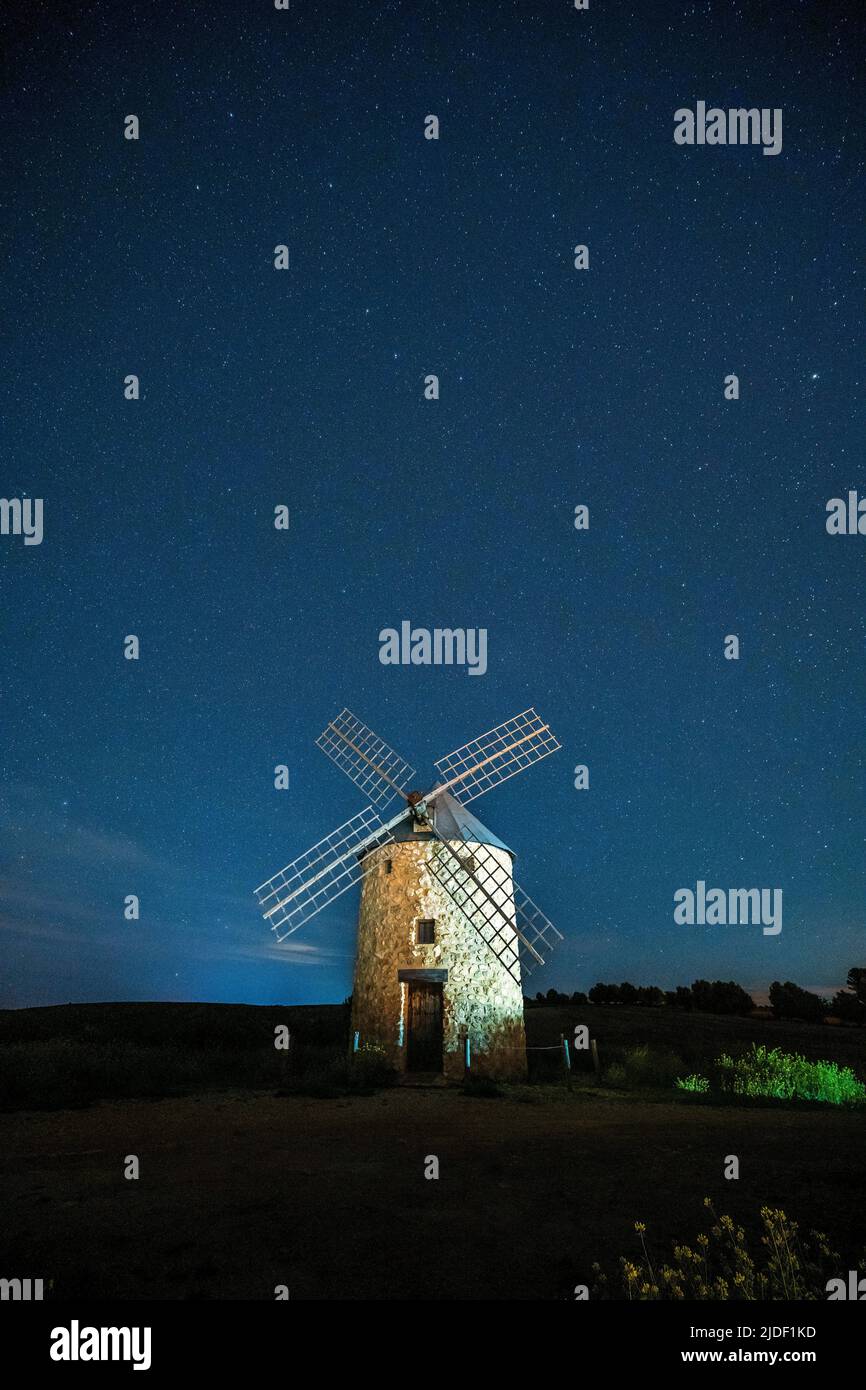 Ancien moulin à vent traditionnel sous un ciel étoilé, Belmonte, Castilla-la Mancha, Espagne Banque D'Images