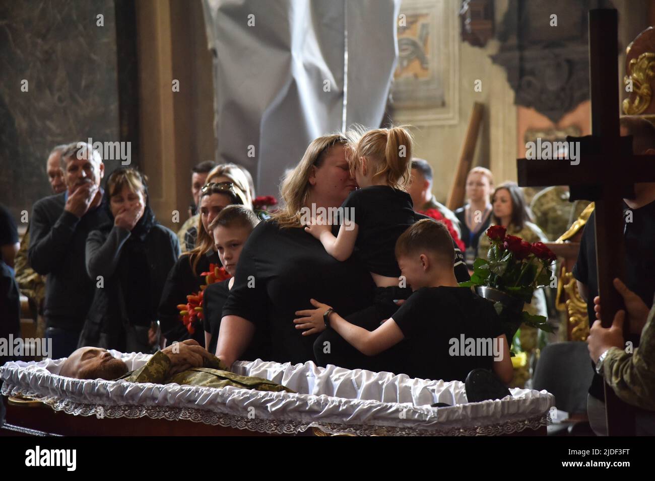 Les amis et les proches du lieutenant principal Serhiy Spodarenko et du sergent junior Ivan Kerdman, pleurent lors de sa cérémonie funéraire à l'église de la garnison des Apôtres Pierre et Paul à Lviv. Cérémonie funèbre du lieutenant principal Serhiy Spodarenko et du sergent junior Ivan Kerdman, qui est mort en bataille avec les troupes russes à Lviv. Banque D'Images