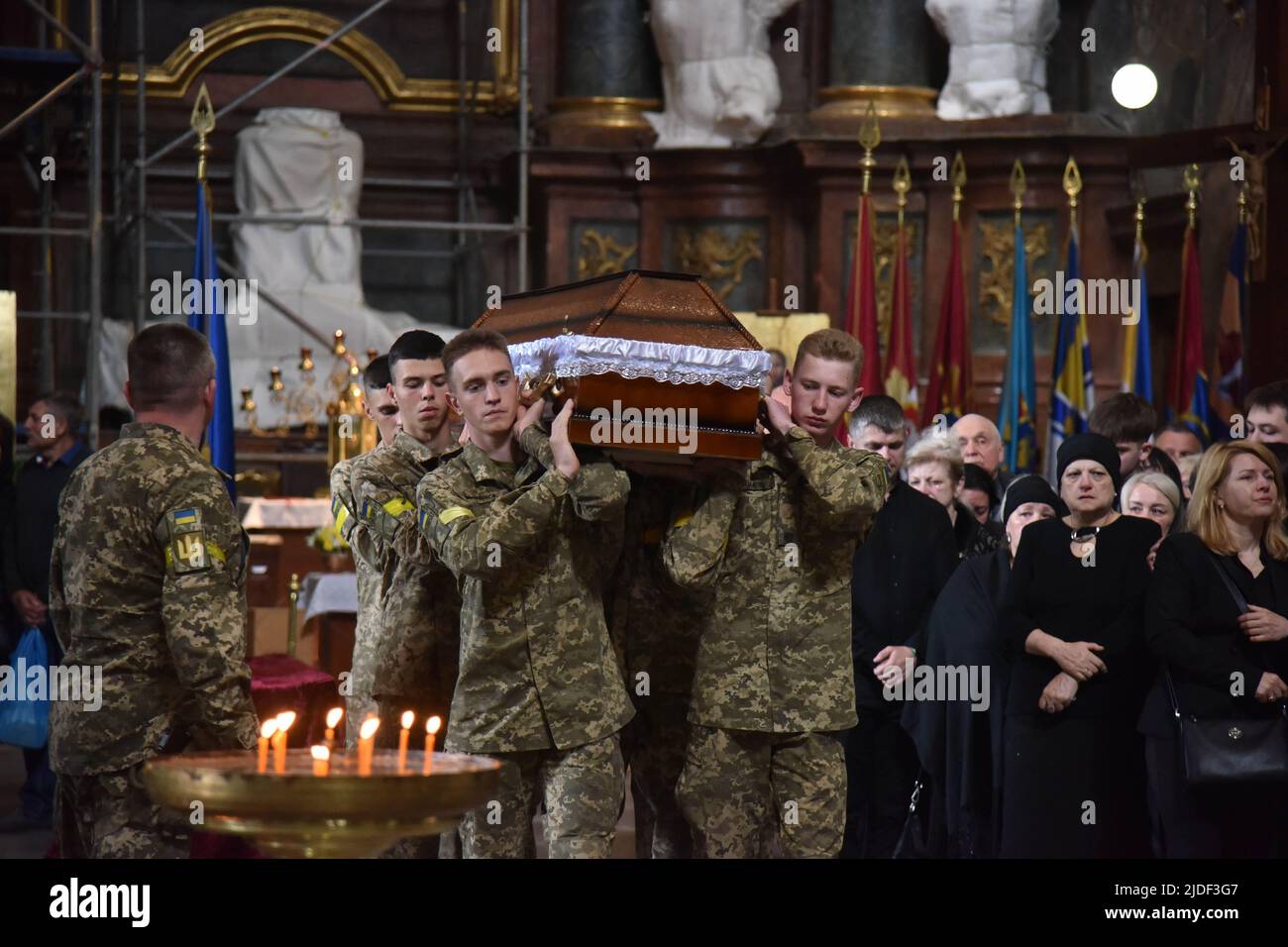 Lviv, Ukraine. 17th juin 2022. Les militaires ukrainiens portent le cercueil d'un soldat tombé lors de la cérémonie funéraire à l'église de la garnison des Saints Apôtres Pierre et Paul à Lviv. Cérémonie funèbre du lieutenant principal Serhiy Spodarenko et du sergent junior Ivan Kerdman, qui est mort en bataille avec les troupes russes à Lviv. Crédit : SOPA Images Limited/Alamy Live News Banque D'Images