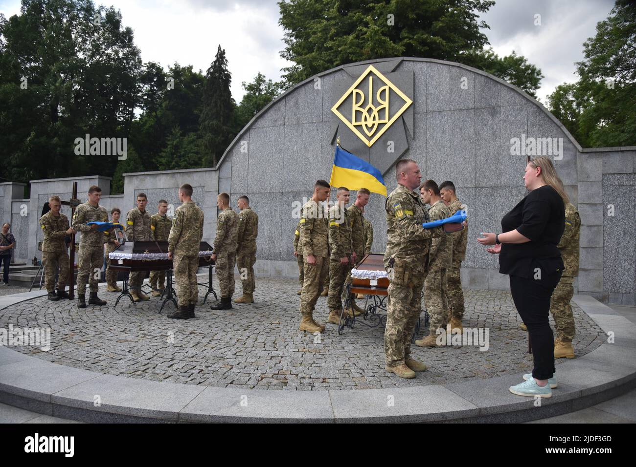 Lviv, Ukraine. 17th juin 2022. L'armée ukrainienne présente un drapeau à la veuve des soldats ukrainiens tués au combat avec les troupes russes. Cérémonie funèbre du lieutenant principal Serhiy Spodarenko et du sergent junior Ivan Kerdman, qui est mort en bataille avec les troupes russes à Lviv. Crédit : SOPA Images Limited/Alamy Live News Banque D'Images