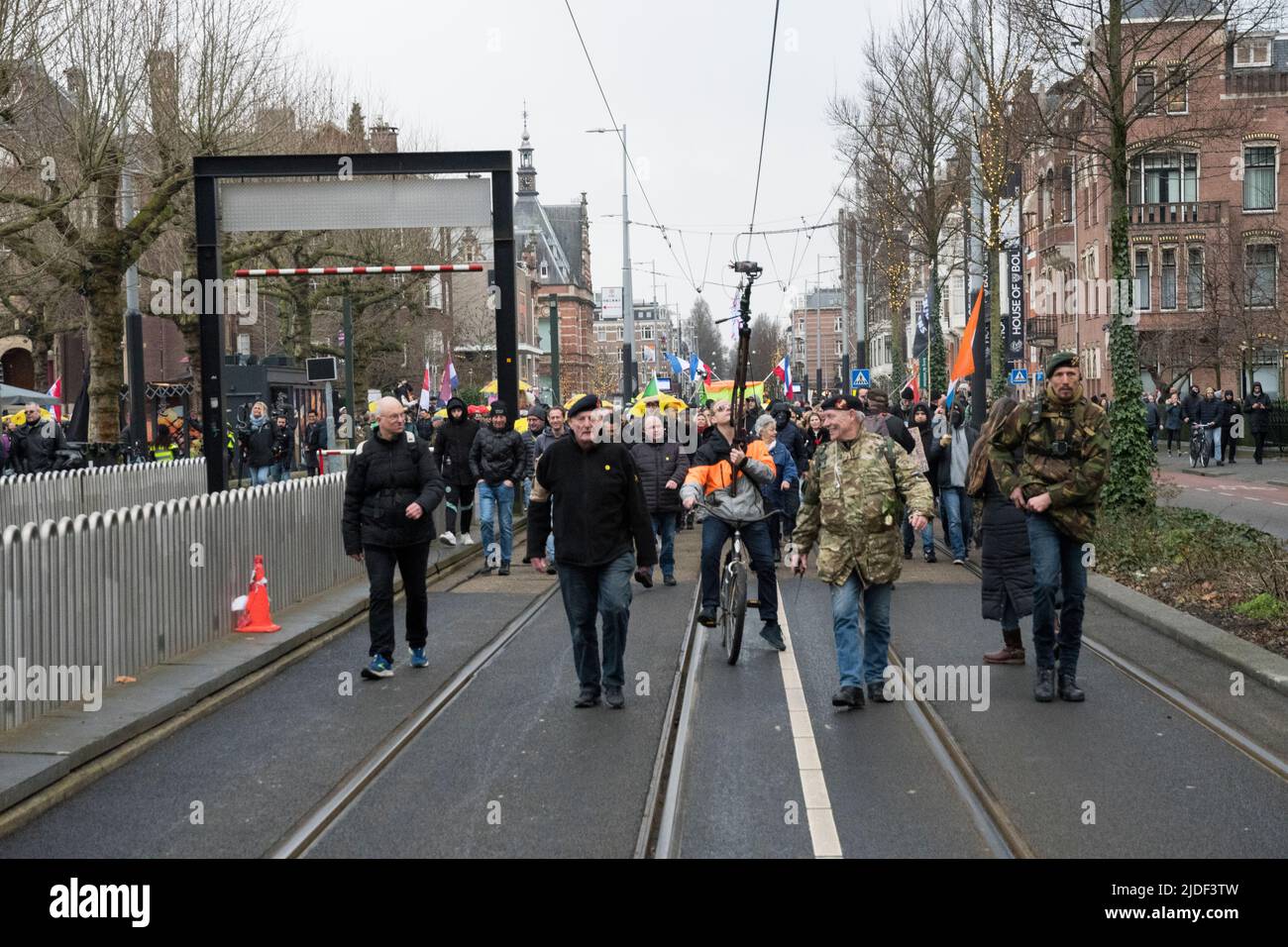 01-16-2022.Amsterdam, pays-Bas. Protestation contre les mesures du coronavirus.de trois endroits différents autour d'Amsterdam, environ 15,000 personnes ont défilé à la place du musée dans le centre. Pendant plusieurs semaines, le dimanche après-midi, les gens sont allés là-bas pour prendre une tasse de café, car il n'était pas permis de protester. Les rassemblements précédents se sont transformés en violents à plusieurs reprises. La police anti-émeutes a empêché les manifestants de se répandre dans la ville. Cette fois-ci, il n'y a pas eu de problèmes.les agriculteurs protestaient également et certains sont venus en tracteur. Il y avait une petite contre-protestation antifasciste, mais les groupes étaient séparés Banque D'Images